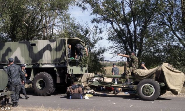 Binh sĩ Ukraine kéo pháo hạng nặng bên ngoài Mariupol, cách không xa thị trấn Novoazovsk, nơi bắt đầu bắn phá lực lượng ly khai.