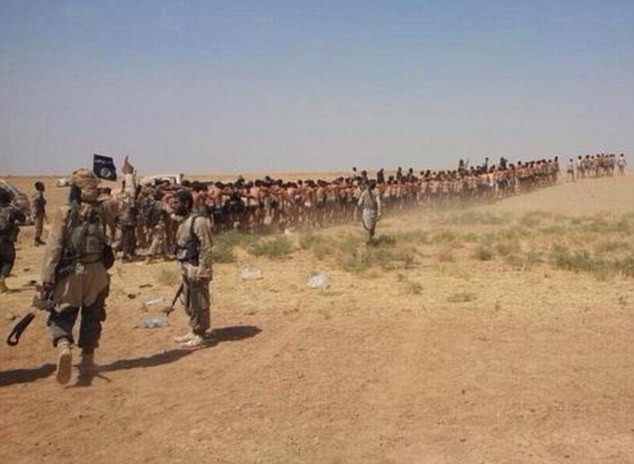 Các binh sĩ Syria bị lột quần áo dẫn ra sa mạc.