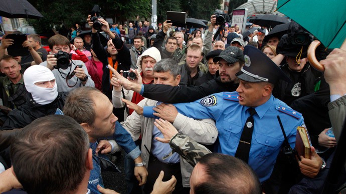 Người biểu tình đụng độ với cảnh sát khi đòi xông vào trụ sở Bộ Quốc phòng ở Kiev.
