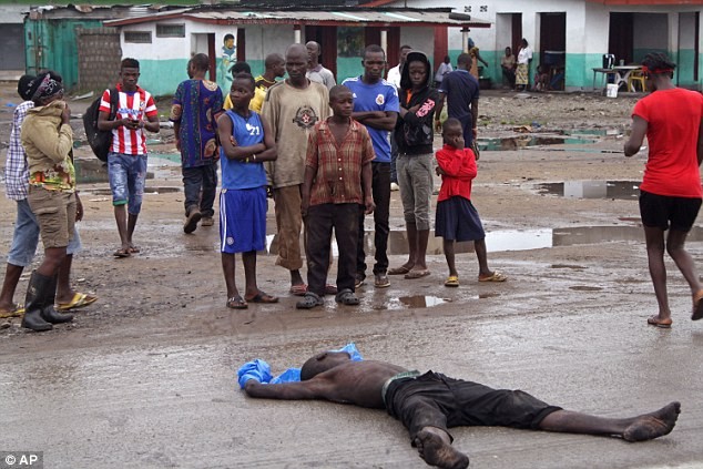 Một người nghi nhiễm bệnh Ebola nằm chết trên đường phố ở Liberia.
