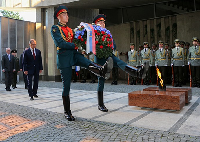 Bộ trưởng Sergey Shoigu tham dự lễ kỷ niệm chiến thắng lịch sử tại Slovakia trước khi sự cố xảy ra.