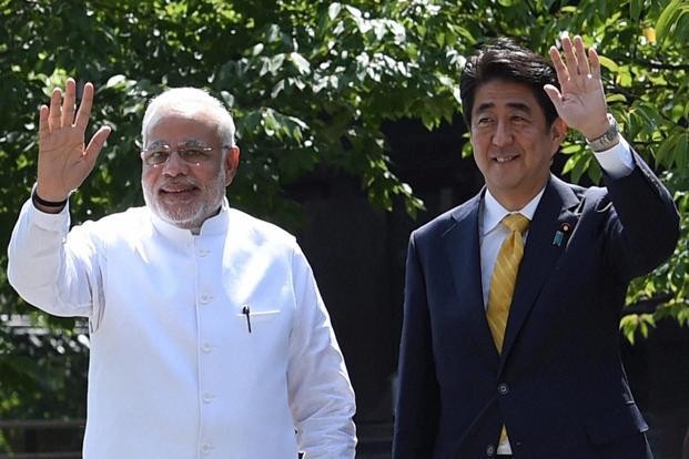 Thủ tướng Ấn Độ Narendra Modi (trái) và Thủ tướng Nhật Bản Shinzo Abe.