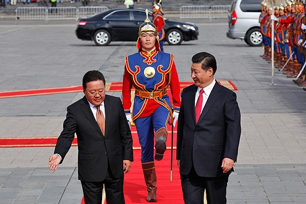 Tổng thống Tsakhiagiin Elbegdorj và Chủ tịch Tập Cận Bình tại Quảng trường Sukhbaatar ở thủ đô Ulan Bator ngày 21 tháng 8 năm 2014.