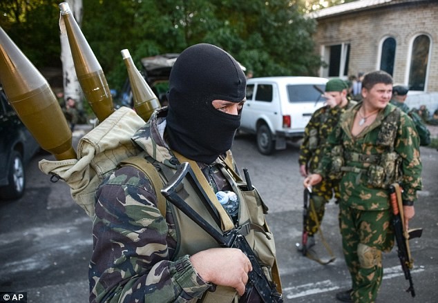 Lực lượng ly khai chuẩn bị vũ khí tấn công quân đội Ukraine ở sân bay Donetsk.
