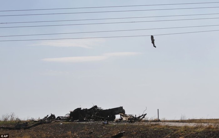 Thi thể binh sĩ Ukraine bị bắn lên dây diện trong cuộc tấn công mạnh mẽ phá hủy xe bọc thép.