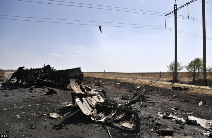 Thi thể lính Ukraine bị bắn lên dây điện do sức mạnh của vụ nổ.