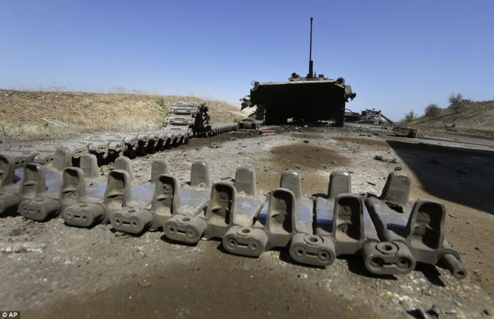Hàng loạt xe thiết giáp của Ukraine đã bị lực lượng ly khai phá hủy.
