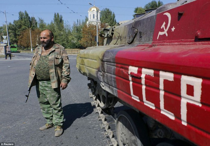 Lực lượng ủng hộ Nga đang đe dọa chiếm lại sân bay Donetsk sau hai tháng lực lượng chính phủ giành quyền kiểm soát.