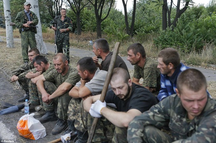 Binh sĩ Ukraine bị lực lượng ly khai bắt giữ sau một cuộc giao tranh.