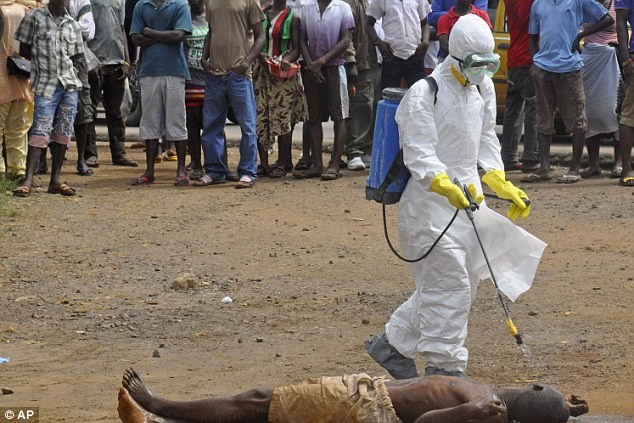 Thi thể một người chết vì virus Ebola trên đường phố ở thủ đô Monrovia, Liberia.