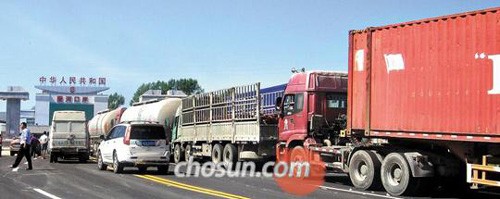 Các xe tải dừng ở lối vào khu kinh tế Rajin-Sonbong ở Bắc Triều Tiên chờ làm thủ tục hải quan tại cửa khẩu Hồn Xuân, Diên Biên, Cát Lâm, Trung Quốc hôm 1/9.