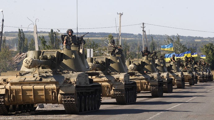 Đoàn xe tăng Ukraine di chuyển ở Donetsk.