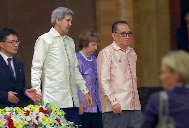 Bộ trưởng Ngoại giao Triều Tiên Ri Su-yong (phải) và Ngoại trưởng Mỹ John Kerry.