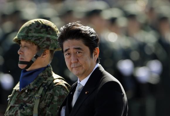 Thủ tướng Nhật Bản Shinzo Abe (phải) muốn xây dựng một lực lượng vũ trang mạnh mẽ hơn để đối phó với các mối đe dọa từ Trung Quốc và Triều Tiên.