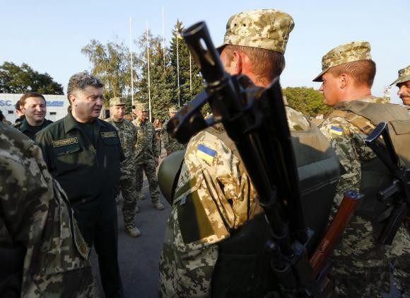 Tổng thống Ukraine Petro Poroshenko thăm các binh sĩ chiến đấu ở Mariupol.
