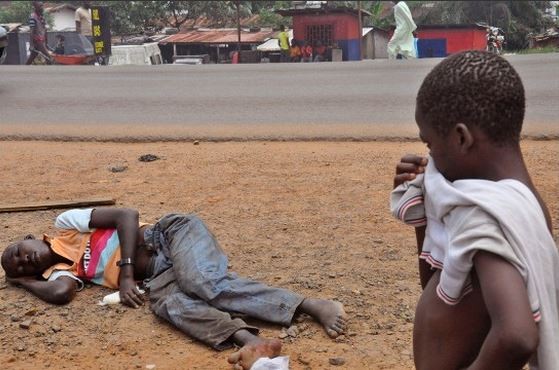 Một người nghi nhiễm Ebola bị bỏ rơi ngoài đường phố ở thủ đô Liberia.