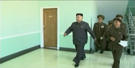 Nhà lãnh đạo Kim Jong-un với bước đi khập khiễng trong bản tin trên truyền hình quốc gia Triều Tiên phát sóng hôm 9/9.