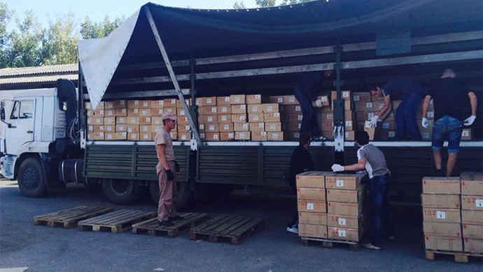 Hàng viện trợ nhân đạo được bốc dỡ tại Luhansk.