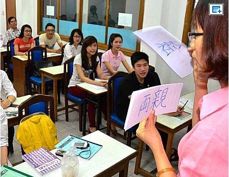 Sinh viên Việt Nam học tiếng Nhật tại Trường tiếng Nhật Đông Du.