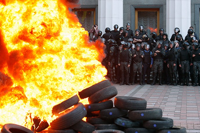 Người biểu tình đốt lốp xe trước tòa nhà Quốc hội.