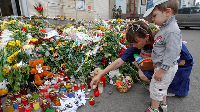 Người dân tưởng nhớ nạn nhân của thảm kịch MH17 bên ngoài Đại sứ quán Hà Lan ở Kiev.
