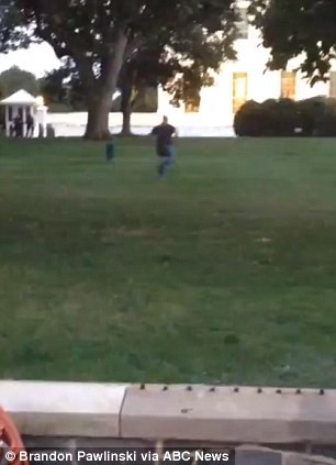 Người đàn ông nhảy qua hàng rào, chạy qua bãi cỏ tới gần Nhà Trắng mới bị phát hiện và bắt giữ.