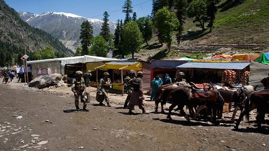 Lực lượng bán quân sự Ấn Độ tuần tra vùng núi ở Baltal.