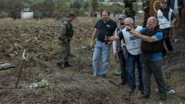 Các nhân viên của tổ chức OSCE tại hiện trường nơi phát hiện các ngôi mộ tập thể ở gần một nhà máy bỏ hoang, cách thành phố Donetsk 60 km.