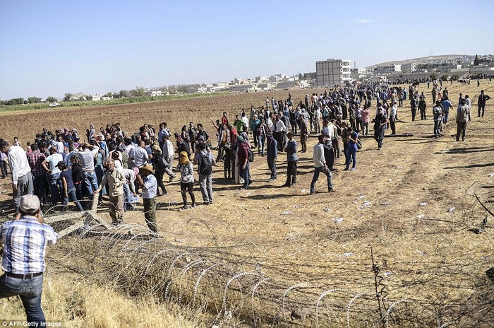 Dòng người tị nạn tiếp tục đổ sang biên giới Thổ Nhĩ Kỳ làm dấy lên các quan ngại an ninh đối với chính quyền Ankara.