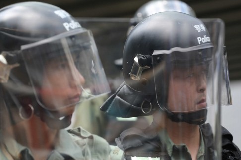 Cảnh sát vũ trang đã được điều động, nhưng sau đó được chỉ thị rút lui khỏi các đường phố Hồng Kông.