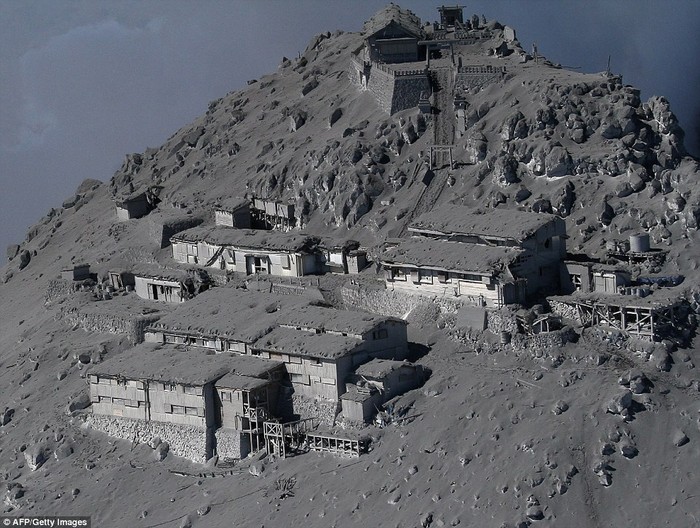 Những ngôi nhà trên núi bị tro phủ dày 20 cm.