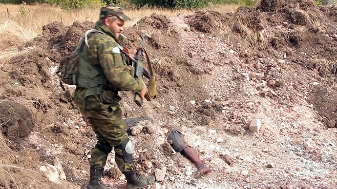Hàng chục thường dân được tìm thấy trong các ngôi mộ tập thể ở khu vực được cho là do lực lượng an ninh Ukraine bỏ lại.