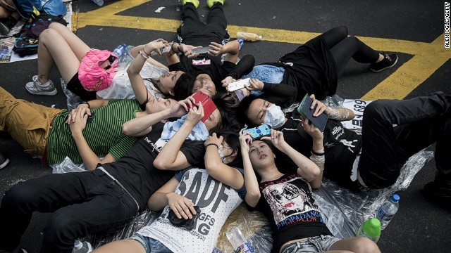 Người biểu tình Hồng Kông vẫn bám trụ trên đường phố.