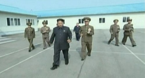 Nhà lãnh đạo Triều Tiên Kim Jong-un xuất hiện với bước đi tập tễnh trước khi đột ngột biến mất khỏi các phương tiện truyền thông.
