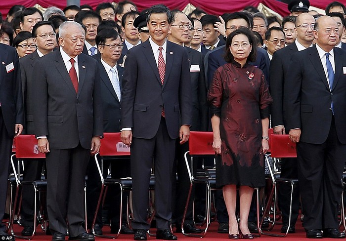 Lương Chấn Anh (hàng đầu tiên, thứ 2 từ trái sang) trong lễ kỷ niệm Quốc khánh Trung Quốc tại Hồng Kông ngày 1/10.