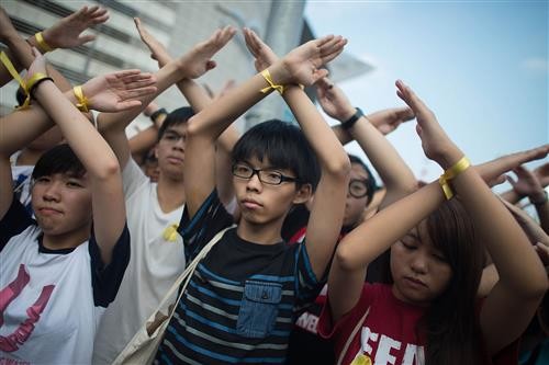 Thủ lĩnh phong trào biểu tình dân chủ ở Hồng Kông - Joshua Wong (áo kẻ).