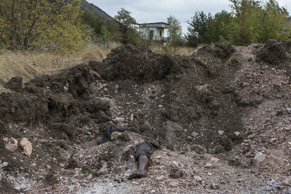 Một thi thể được tìm thấy trong ngôi mộ tập thể gần Donetsk.