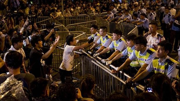 Lực lượng cảnh sát cảnh báo sẽ hành động quyết liệt nếu những người biểu tình phá vỡ hàng rào an ninh.
