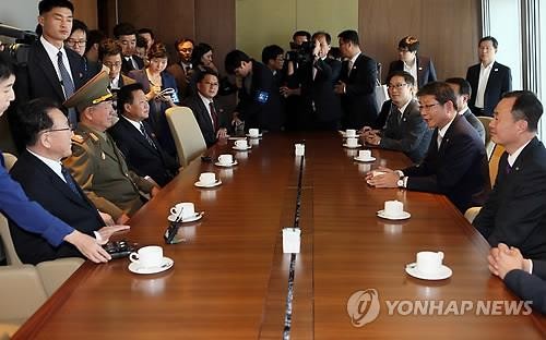 Các quan chức Triều Tiên (trá) trong cuộc hội đàm với Bộ trưởng Bộ Thống nhất Hàn Quốc Ryoo Kihl-jae ở Incheon vào ngày 4/10/2014.