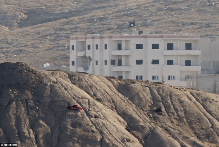 Cờ IS trên nóc tòa nhà ở ngoại ô Kobane.