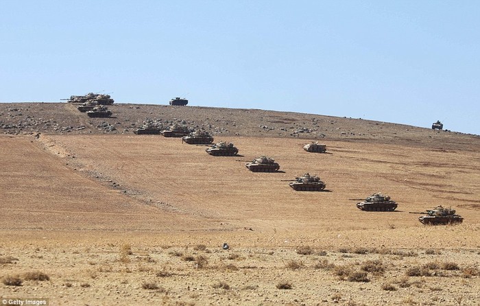 Dàn xe tăng được triển khai ngay sát hàng rào dây thép gai ngăn cách lãnh thổ Thổ Nhĩ Kỳ và Syria.