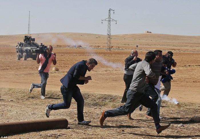 Quân đội Thổ Nhĩ Kỳ dùng hơi cay giải tán người biểu tình người Kurd ở biên giới với Syria.