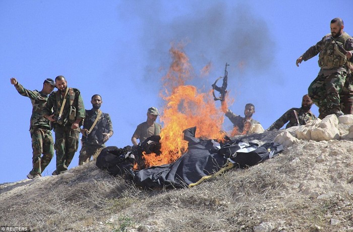 Lực lượng của Tổng thống Syria Bashar al-Assad đốt cờ của tổ chức khủng bố Mặt trận Al-Nusra liên kết với Al-Qaeda.