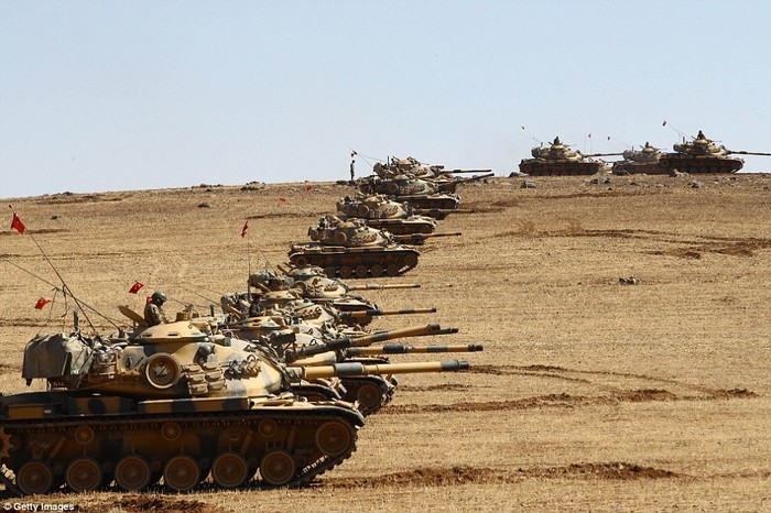 Dàn xe tăng của Thổ Nhĩ Kỳ đối đầu với IS trên biên giới.