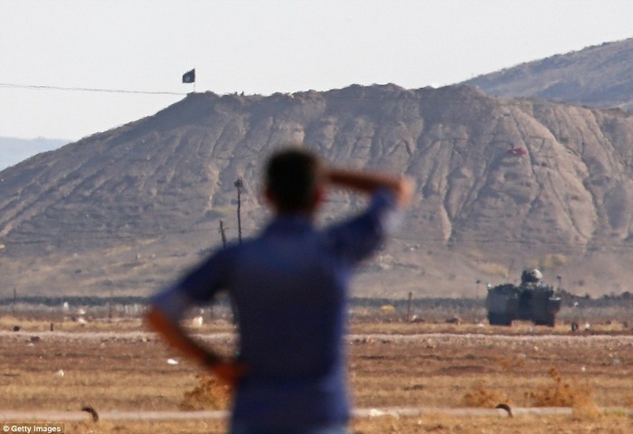 Lực lượng Thổ Nhĩ Kỳ được triển khai trên biên giới, cách vị trí IS chiếm đóng 1,6 km.