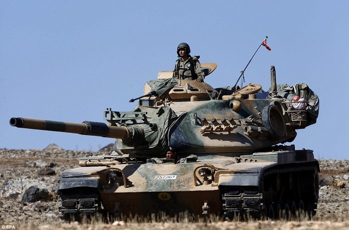 Xe tăng Thổ Nhĩ Kỳ sẵn sàng khai hỏa nếu IS có hành động đe dọa tới biên giới nước này.