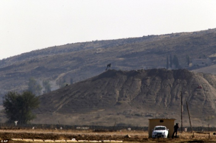 Trong khi đó, các chiến binh IS vẫn tiếp tục giao tranh với dân quân người Kurd ở Kobane.