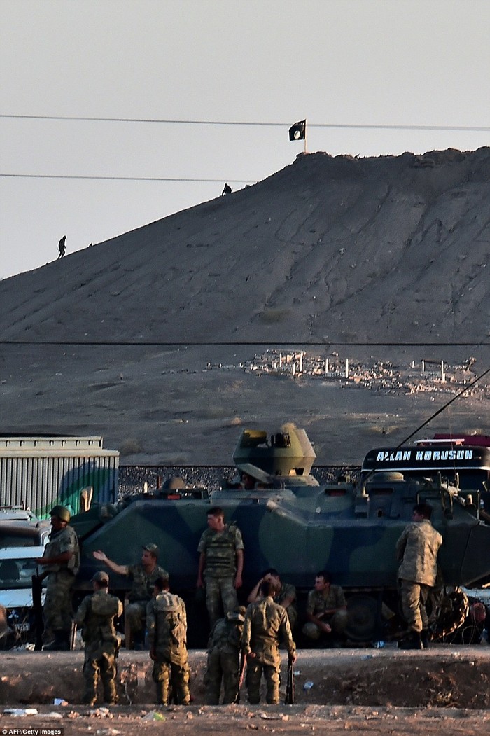 Binh lính Thổ Nhĩ Kỳ được triển khai để sẵn sàng ứng phó với hành vi xâm lược của IS.