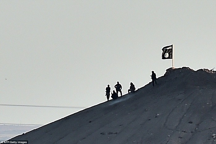 Các chiến binh khủng bố IS đứng gác trên ngọn đồi ở biên giới Syria giám sát các hoạt động của binh sĩ Thổ Nhĩ Kỳ.