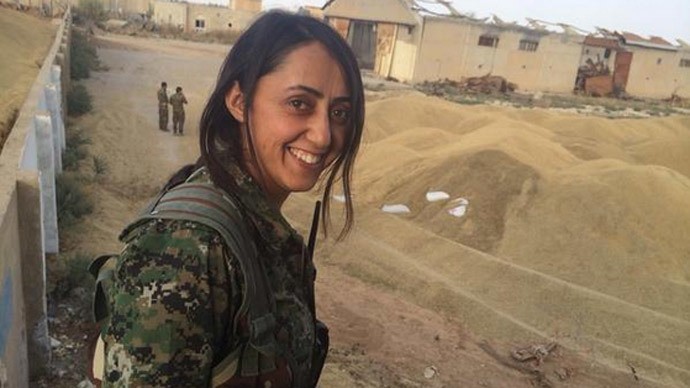 Nữ chiến binh người Kurd trẻ tuổi chiến đấu chống lại lực lượng IS ở biên giới Syria-Iraq.